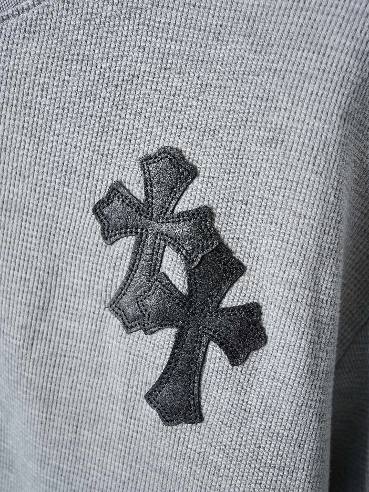 P340 Actual hanging auction] Chrome Hearts/Chrome Hearts Waffle Cross Leather Appliqué Silver Button Long Sleeves [Ready Stock] S M L XL Customized pure cotton waffle fabric with fine texture, soft and moist, based on fog gray, comes with a soft light filter. With the Chrome Hearts Cross leather decoration on the chest, the tough edges of the leather pierce the softness of the gray. The hand-stitched logo buckle is like a miniature work of art, making it even more noble and elegant. The iron plate with the logo on the back sways slightly as the body swings, adding a sense of movement and vitality. It is unobtrusive but has an indescribable aura. It interprets the perfect blend of retro and luxury. It adopts imported machine appliqué embroidery technology and uses advanced computer control systems and precise mechanical components to realize the Chrome Hearts cross leather appliqué operation. It presents an embroidery effect with both clarity and three-dimensionality. The fabrics have been washed and have a better hand feel. They are not easy to deform, shrink or fade. Maintains long-lasting beauty with a loose fit